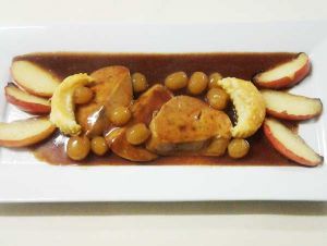 Délice de foie gras chaud aux pommes et aux raisins