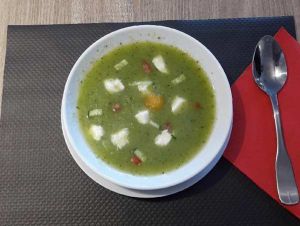 Soupe fraîche de concombre, pomme, coriandre et mozzarella di buffala