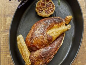 Poulet jaune des Landes fourré de foie gras brioché sous la peau, rôti en crapaudine