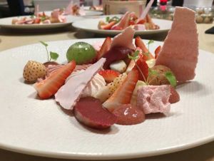 Douceur de fraises et rhubarbe, crème et éclats de meringue